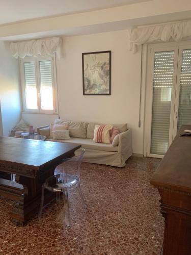 a living room with a couch and a table at Appartamenti di Casa VerbaVolant in Syracuse