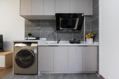 Weisu Service Apartment - Shenzhen Songpingshan Science and Technology Park Storeにあるキッチンまたは簡易キッチン