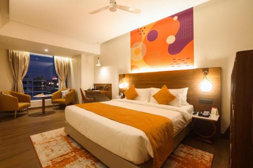 una camera d'albergo con letto e soggiorno di IRA by Orchid Sambhajinagar - Aurangabad ad Aurangabad
