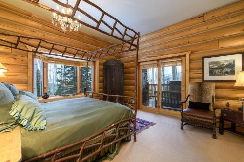 sypialnia z łóżkiem w pokoju z drewnianymi ścianami w obiekcie Snowdrift Cabin by AvantStay Breathtaking Home w Prime Ski Access Hot Tub w mieście Telluride