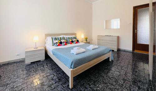 カリアリにあるAppartamento Cagliari Centroのベッドルーム1室(大型ベッド1台、枕2つ付)