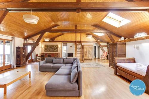 ein großes Wohnzimmer mit einem Sofa und einem Bett in der Unterkunft Apartment Of 200m2, View Lake And Mountains in La Pirraz