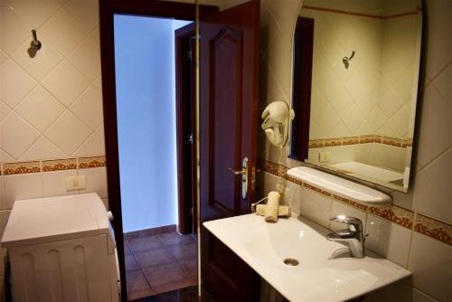 a bathroom with a sink and a mirror at Playa Park 3 in Puerto del Carmen