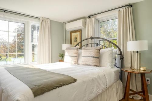 Posteľ alebo postele v izbe v ubytovaní Whitney by AvantStay Private Berkshires Estate