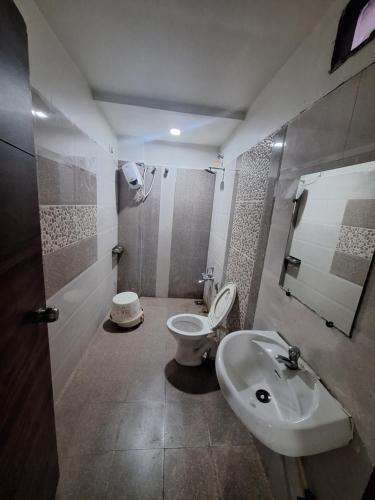 uma casa de banho com um WC e um lavatório em Hotel Nayan palace em Kalol