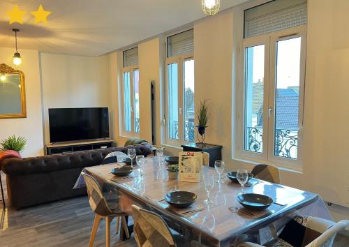 un salon avec une table et un canapé dans l'établissement Le Roof Top Jacquard, à Calais