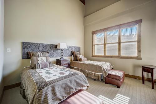 1 Schlafzimmer mit 2 Betten und einem Fenster in der Unterkunft Mont Cervin 32 by AvantStay Ski In Ski Out Home in Silver Lake Village w Hot Tub in Park City