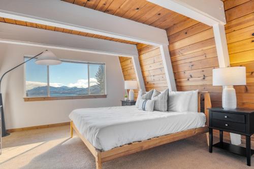 - une chambre avec un lit et une fenêtre dans l'établissement Chickaree by AvantStay A-Frame w Mountain Views, à Tahoe City
