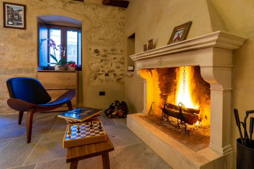 ein Wohnzimmer mit einem Kamin und einem Schachbrett in der Unterkunft MALU' Exclusive Retreat in Pescocostanzo