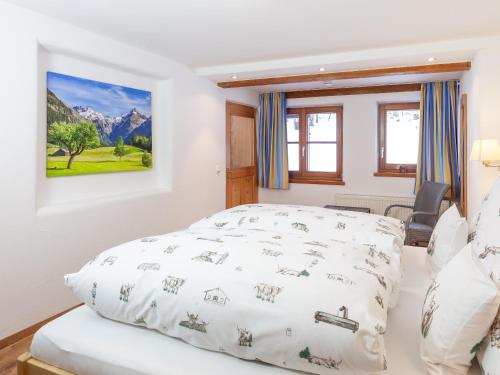 a bedroom with a bed and a couch at Haus am Teich - Fewo Relax mit Bergbahn Unlimited in Oberstdorf