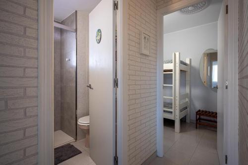 Ένα μπάνιο στο AT018 Atico con piscina, airco, a 5min de la playa