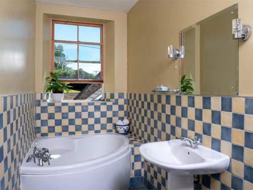 a bathroom with a tub and a sink at 2 Bed in Talybont-on-Usk BN132 in Talybont