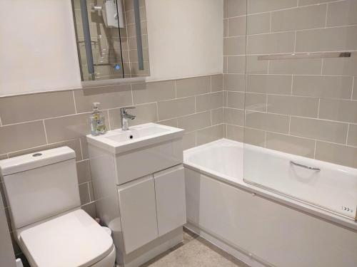 uma casa de banho com um WC, um lavatório e uma banheira em 2 Bed in Tenby FB164 em Tenby
