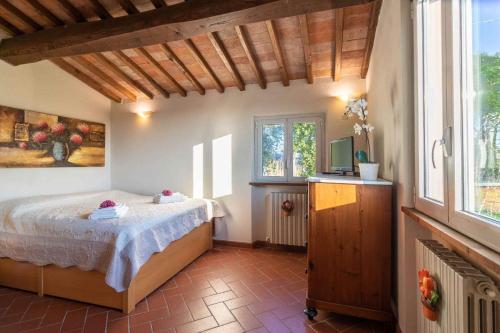 een slaapkamer met een bed en een televisie. bij Casa Amedeo in Lucca