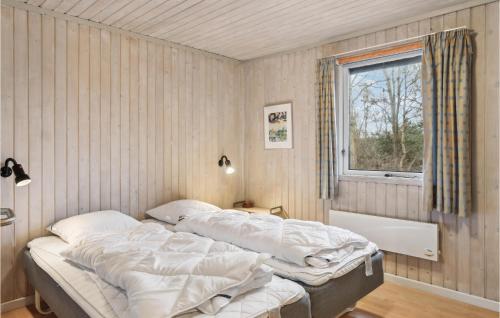 מיטה או מיטות בחדר ב-Pet Friendly Home In Fan With Wifi