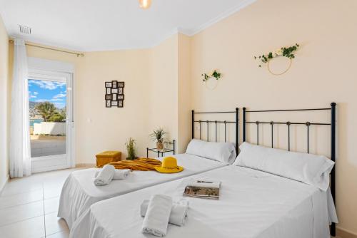 a bedroom with a large bed with a yellow hat on it at Apartamento Casita Blanca - PlusHolidays in Calpe