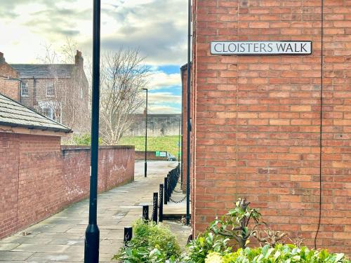 Cloisters Walk with parking photo 33