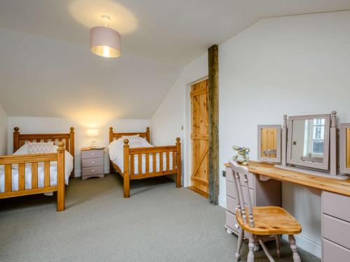 1 dormitorio con 2 camas individuales y escritorio en 2 Bed in Woodbridge 81441 en Burgh