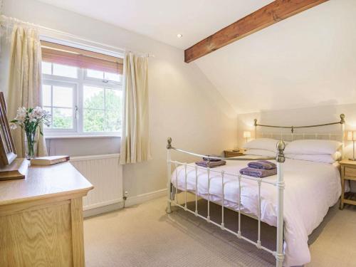 Llit o llits en una habitació de 2 Bed in Llangattock BN228
