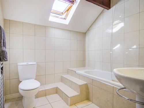 e bagno con servizi igienici, lavandino e vasca. di 2 Bed in Llangattock BN228 a Llangattock