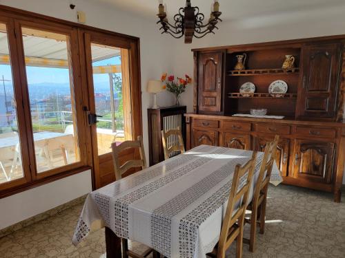 une salle à manger avec une table et une fenêtre dans l'établissement Maison Bellevue, à Annecy