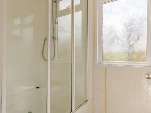 La salle de bains est pourvue d'une douche et d'une fenêtre. dans l'établissement 2 bed property in Totnes 82871, à South Brent