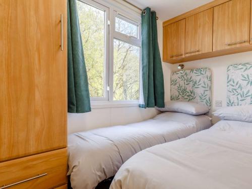 South Brent的住宿－2 bed property in Totnes 82871，带窗户的客房内的两张床