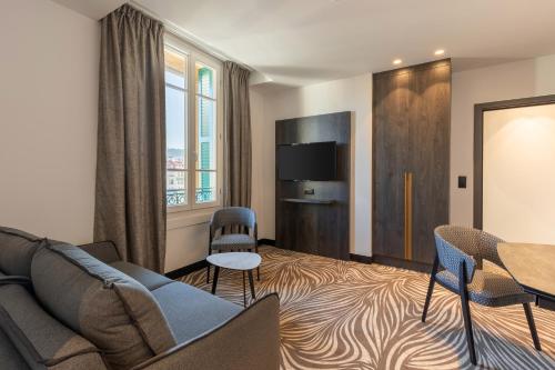 TV a/nebo společenská místnost v ubytování Hôtel Apollinaire Nice