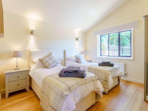 a bedroom with two beds and a window at 2 bed in Three Oaks 83438 in Fairlight