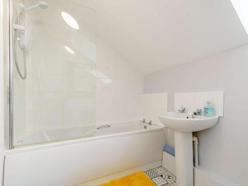 een witte badkamer met een wastafel, een bad en een toilet bij 2 Bed in Kilnsea 83428 