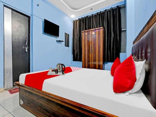 En eller flere senge i et værelse på OYO Flagship Hotel Shivnath