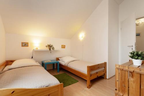1 Schlafzimmer mit 2 Betten und einem Tisch in der Unterkunft Seepark Süssau Ferienhaus Seeadler 6 in Süssau