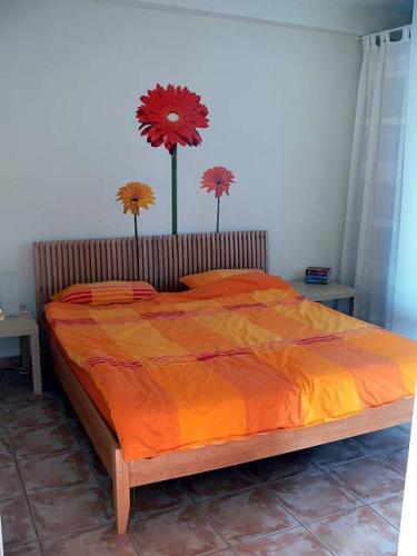 a bedroom with a bed with flowers on the wall at Appartement Caldera in Los Llanos de Aridane