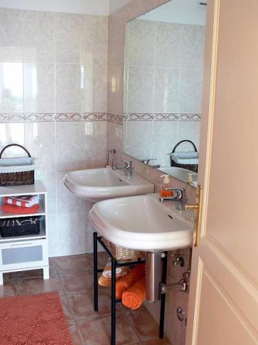 a bathroom with two sinks and a mirror at Appartement Caldera in Los Llanos de Aridane