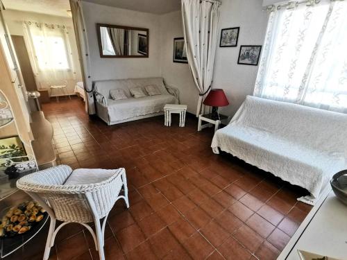 un salon avec deux lits et un canapé dans l'établissement 011 Indes Galantes G94, au Cap d'Agde