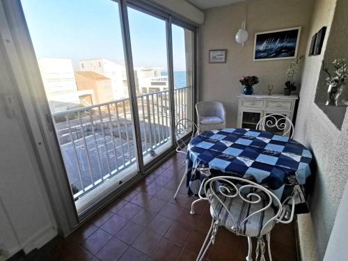 une pièce avec une table et des chaises sur un balcon dans l'établissement 011 Indes Galantes G94, au Cap d'Agde
