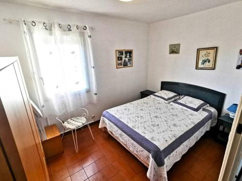 une chambre avec un lit et une fenêtre dans l'établissement 011 Indes Galantes G94, au Cap d'Agde