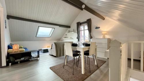 une salle à manger et un salon avec une table et des chaises dans l'établissement Les Tilleuls, au Crotoy