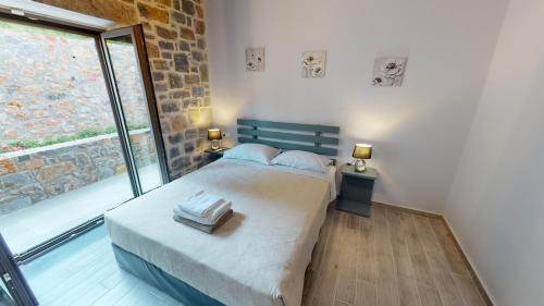 Tempat tidur dalam kamar di Marina Luxury Villa Cretevasion