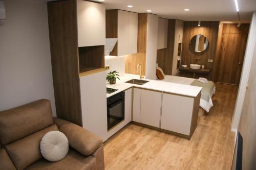 cocina y sala de estar con sofá y cama en Suite JC1 CHIC, en Murcia
