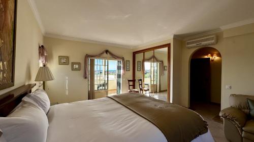um quarto com uma grande cama branca num quarto em Santo Antonio by Check-in Portugal em Albufeira