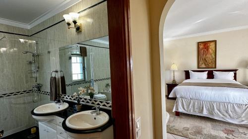 um quarto com uma cama, um lavatório e um chuveiro em Santo Antonio by Check-in Portugal em Albufeira