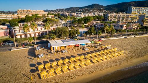 an overhead view of a beach with a building at Résidence Kaliopé in Le Lavandou