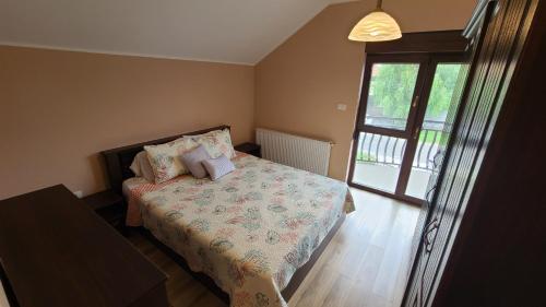 ein kleines Schlafzimmer mit einem Bett und einem Fenster in der Unterkunft American Stay in Buziaş