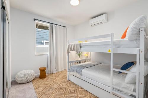 Двухъярусная кровать или двухъярусные кровати в номере Holoholo by AvantStay Large Single Story w View
