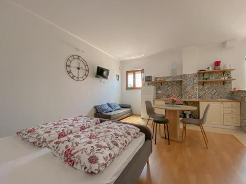 een slaapkamer met een bed en een tafel met stoelen bij Apartment Tomas in Novigrad Istria