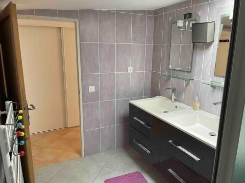 une salle de bain avec un lavabo et un miroir dans l'établissement Villa climatisée piscine 3 chambres mer à 800m, à Antibes