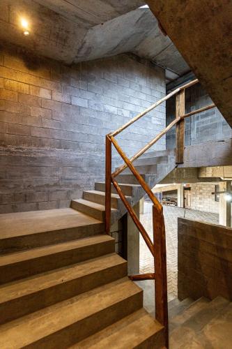 a staircase in a room with a brick wall at Kazuo520 - Conforto e Minimalismo in Londrina