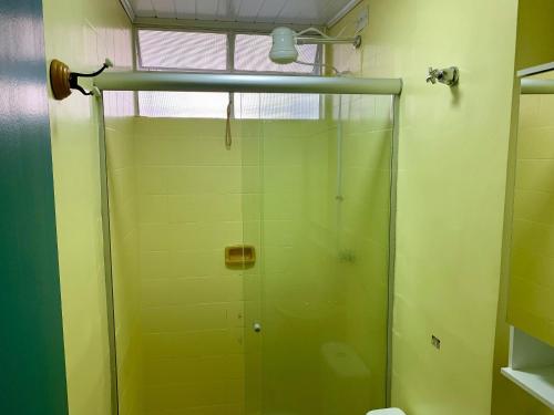 a shower with a glass door in a bathroom at Apartamento Teatro Conforto no Centro in Curitiba