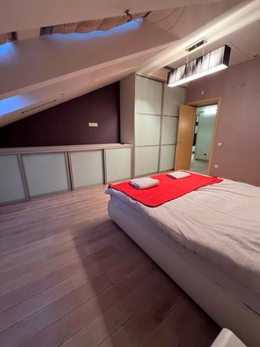 Ένα ή περισσότερα κρεβάτια σε δωμάτιο στο Apartment on Arkhipenka with Panorama View